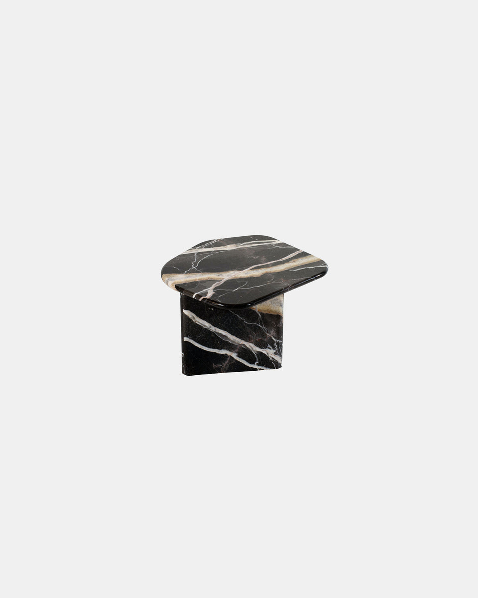 SINGLE MEMORY CALACATTA  BLACK SIDE TABLE