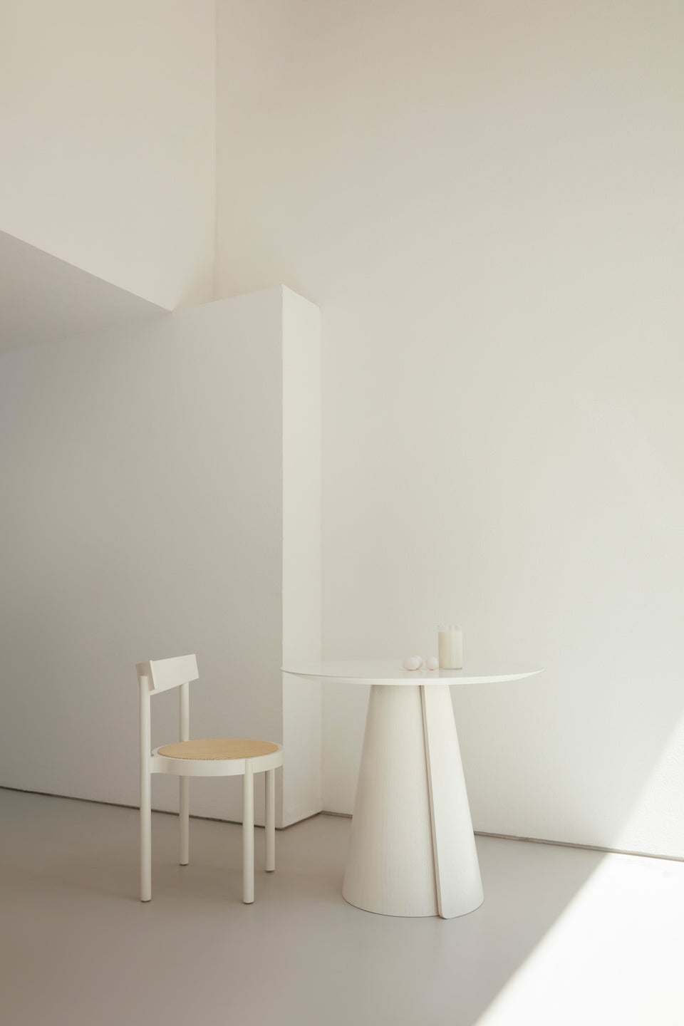 VOLTA DINING TABLE IN WHITE